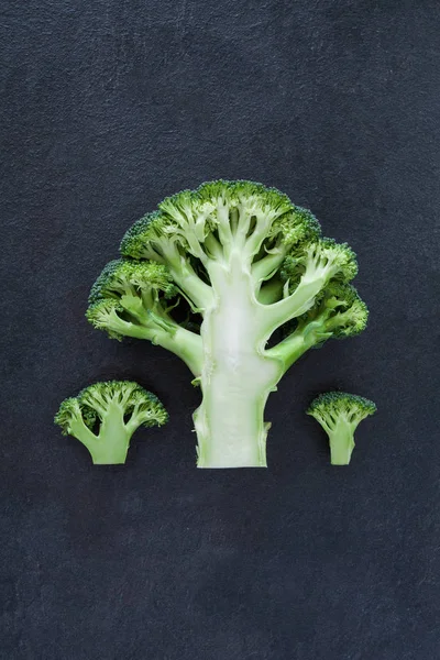 Yeşil brokoli gri kayrak taş zemin üzerine izole kesmek