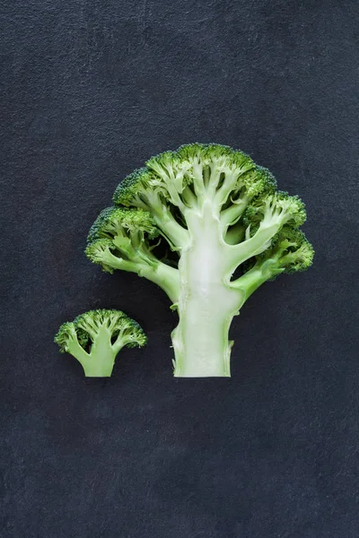 Yeşil brokoli gri kayrak taş zemin üzerine izole kesmek