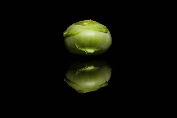 Kohlrabi verde aislado sobre fondo negro — Foto de Stock