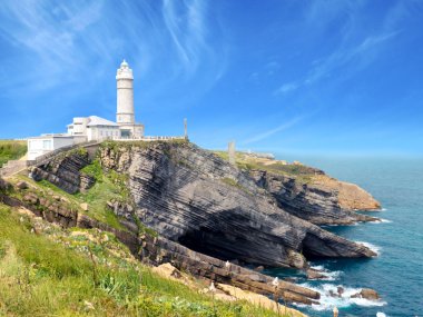 Uçurumdaki beyaz deniz feneri