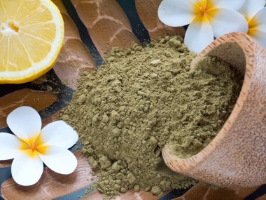 Tiare çiçekler, limon ve kına tozu 