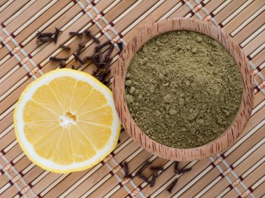 Kına ve limon bambu hasır üzerinde