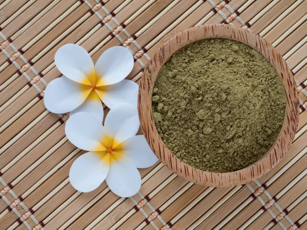 Flores de tiare e henna em pó — Fotografia de Stock