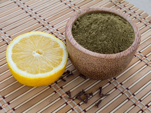 Polvo de henna y limón —  Fotos de Stock