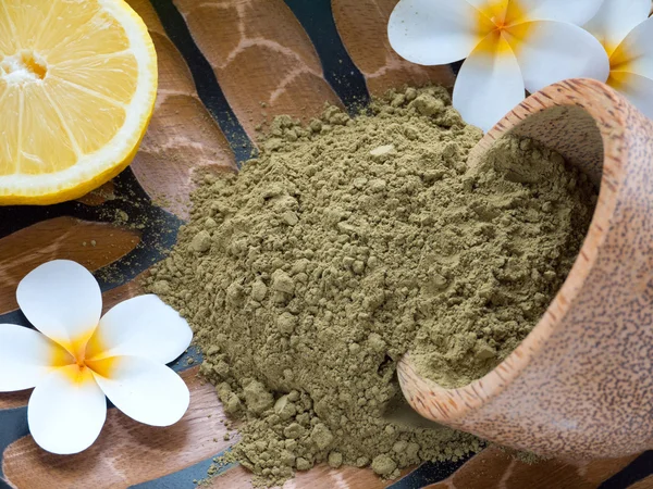 Tiare flowers, lemon and henna powder — Stock Photo, Image