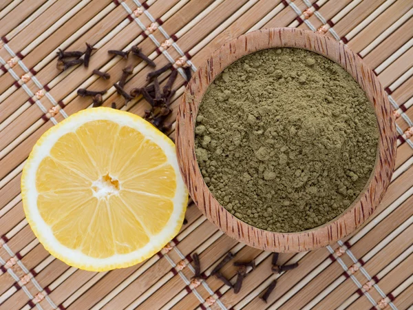 Henna powder and lemon on the bamboo mat — Stock Photo, Image