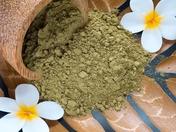 Tiare flowers and henna powder — Stock Photo, Image