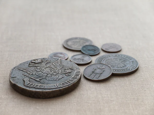 Monedas antiguas en el fondo de lona — Foto de Stock