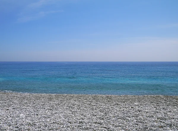 Mar calmo e praia de calhau — Fotografia de Stock