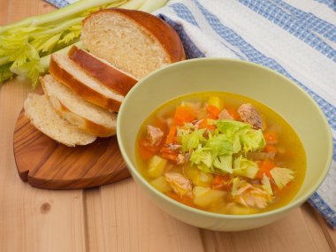 Ev yapımı ekmek ile somon çorbası