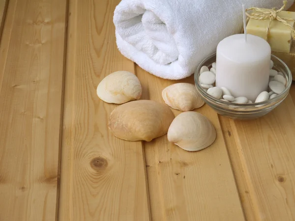 毛巾、 肥皂、 蜡烛和壳上的木制的背景 — 图库照片