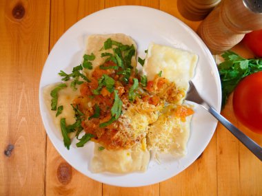 Domates sosu top ile mantı görüntülemek