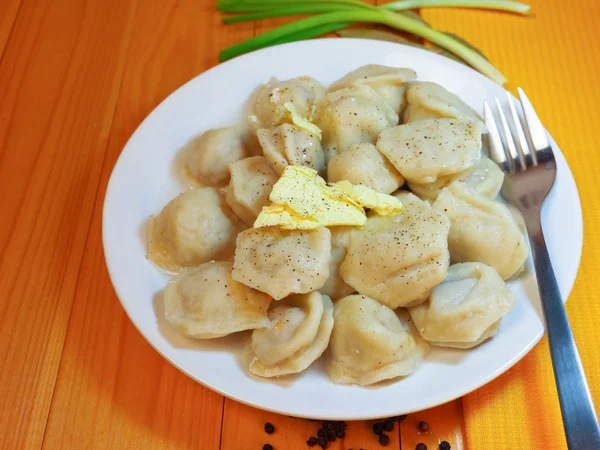 Rosyjski pelmeni z masłem — Zdjęcie stockowe