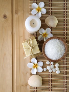 Ahşap zemin üzerine sabun ve tiare çiçekler
