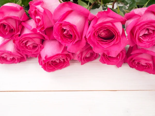 素朴な背景にピンクのバラの花束 — ストック写真