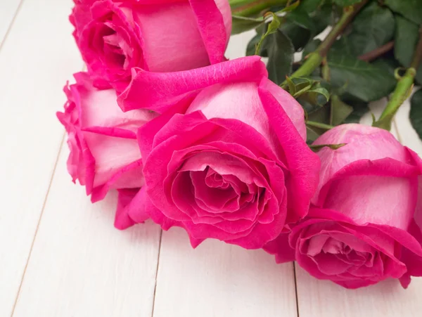 ピンクのバラと白い素朴な背景 — ストック写真