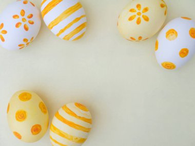 Beyaz ve sarı Paskalya yumurta kompozisyon