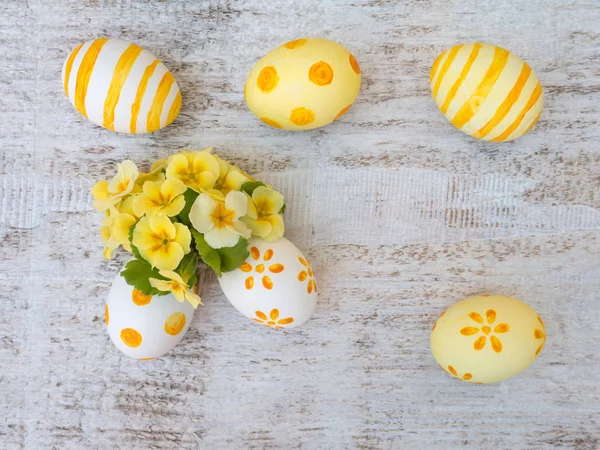 Ovos de Páscoa e amarelo primrose flores composição — Fotografia de Stock
