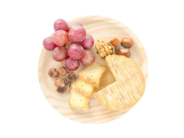 Queso, avellanas, nuez y uva roja en la parte superior de madera — Foto de Stock