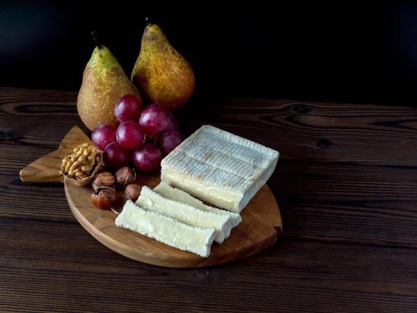 Queso en forma de ladrillo con molde blanco — Foto de Stock