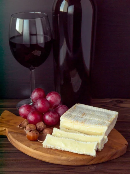Сыр в форме кирпича с белой плесенью — стоковое фото