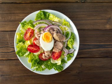 Ton balıklı salata rustik masa üstü genelolarak üzerinde