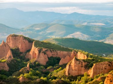 Las Medulas tarihi altın madenciliği dağlar.