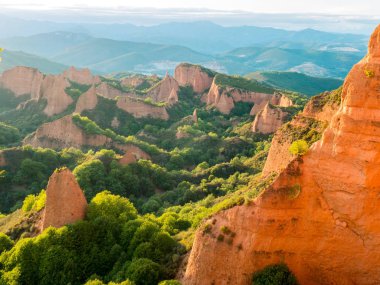 Las Medulas tarihi altın madenciliği sitesinin görünümünü.