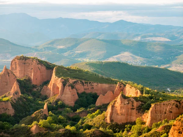 Las Medulas tarihi altın madenciliği dağlar.
