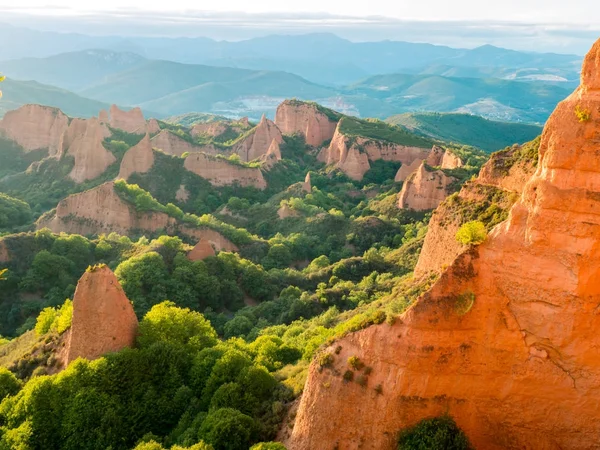 Las Medulas tarihi altın madenciliği sitesinin görünümünü.