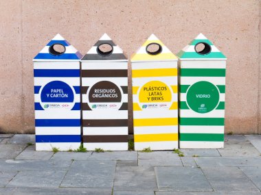 Gijon, İspanya - 01 Nisan 2018: Ayrı kağıt, plastik, cam bir