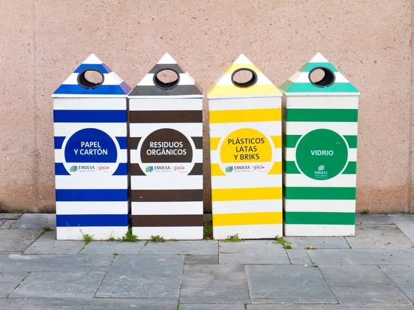 Gijon, İspanya - 01 Nisan 2018: Ayrı kağıt, plastik, cam bir