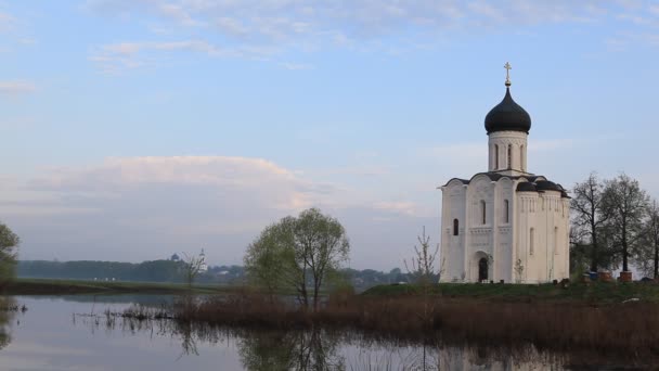 Church of Intercession upon Nerl River — Stock Footage Church of Intercession upon Nerl River Stock Video