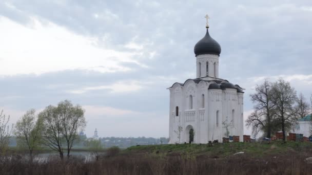 Church of Intercession upon Nerl River — Stock Footage Church of Intercession upon Nerl River Royalty Free Stock Video