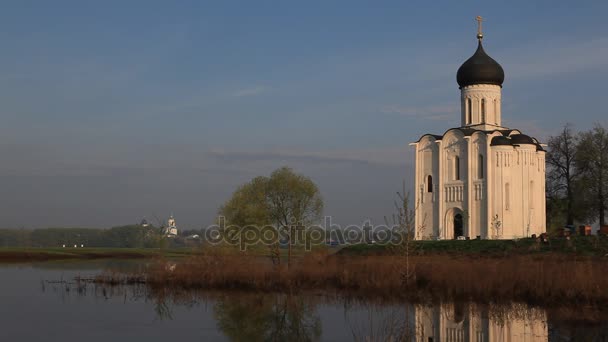 Church of Intercession upon Nerl River — Stock Footage Church of Intercession upon Nerl River Royalty Free Stock Footage