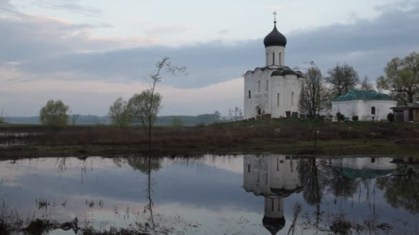 Church of Intercession upon Nerl River — Stock Footage Church of Intercession upon Nerl River Royalty Free Stock Video