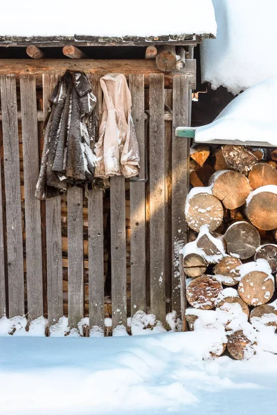 Vergeten jassen en firewoods — Stockfoto
