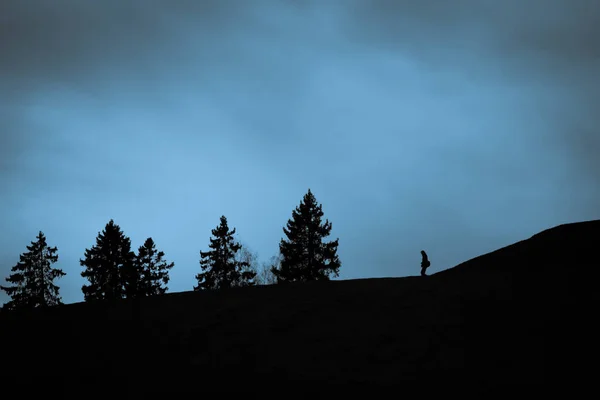 Siluet tepe üzerinde