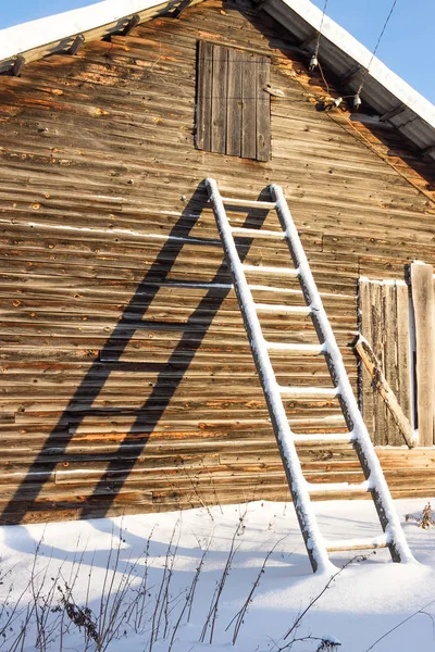 Evin yanında ahşap merdiven