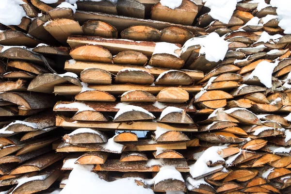 Yakacak odun yığını