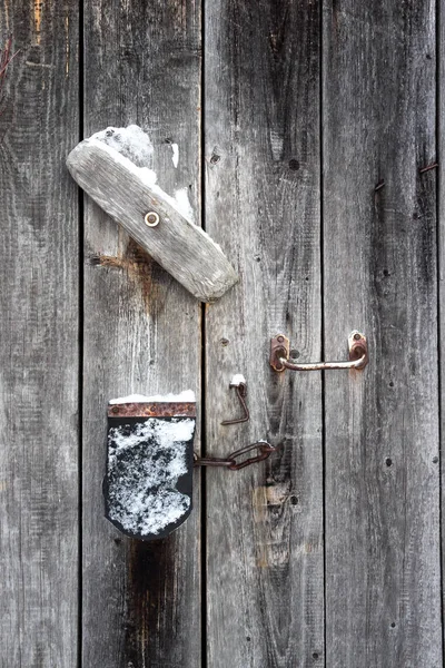 Paslı kolu ve asma kilit kapı