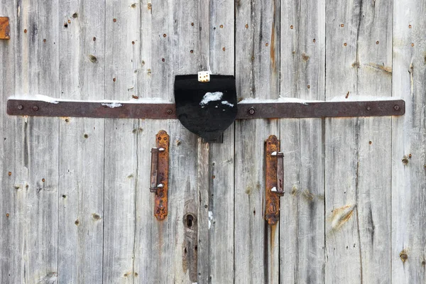 Kolları ve asma kilit kapıları