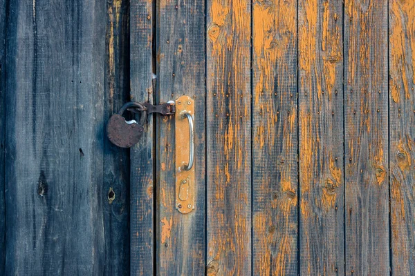 Kapı kolu ve paslı asma kilit