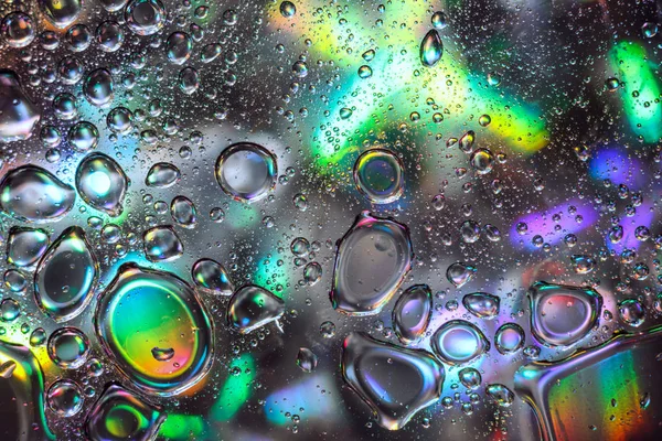 Абстрактные капли воды на цветном фоне . — стоковое фото