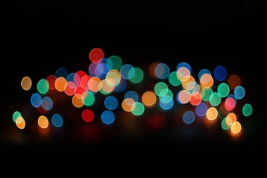 Siyah arka plan üzerine farklı renkteki soyut bulanık Bokeh.