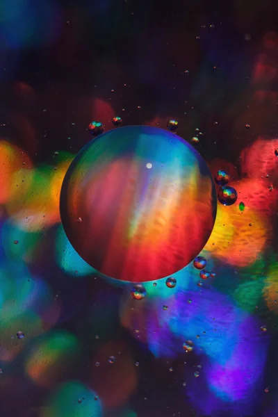 Olaj Buborékok Víz Felszínén Szivárvány Holografikus Hatással Kreatív Vizes Textúra — Stock Fotó