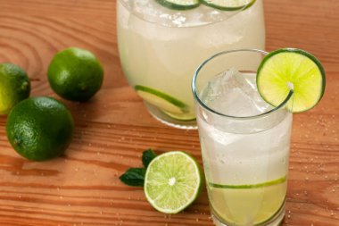 Lezzetli portakallı sürahi ve bir bardak portakal suyu..