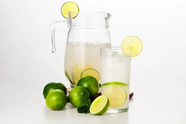 Jarro Copo Suco Laranja Com Deliciosas Laranjas Cortadas Pela Metade — Fotografia de Stock