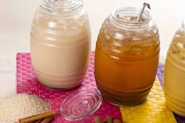 Lezzetli portakallı sürahi ve bir bardak portakal suyu..