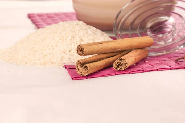  Horchata. Doğal içecek, masada pirinç ve tarçın.